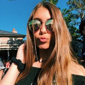 Meet your Posher, Mia